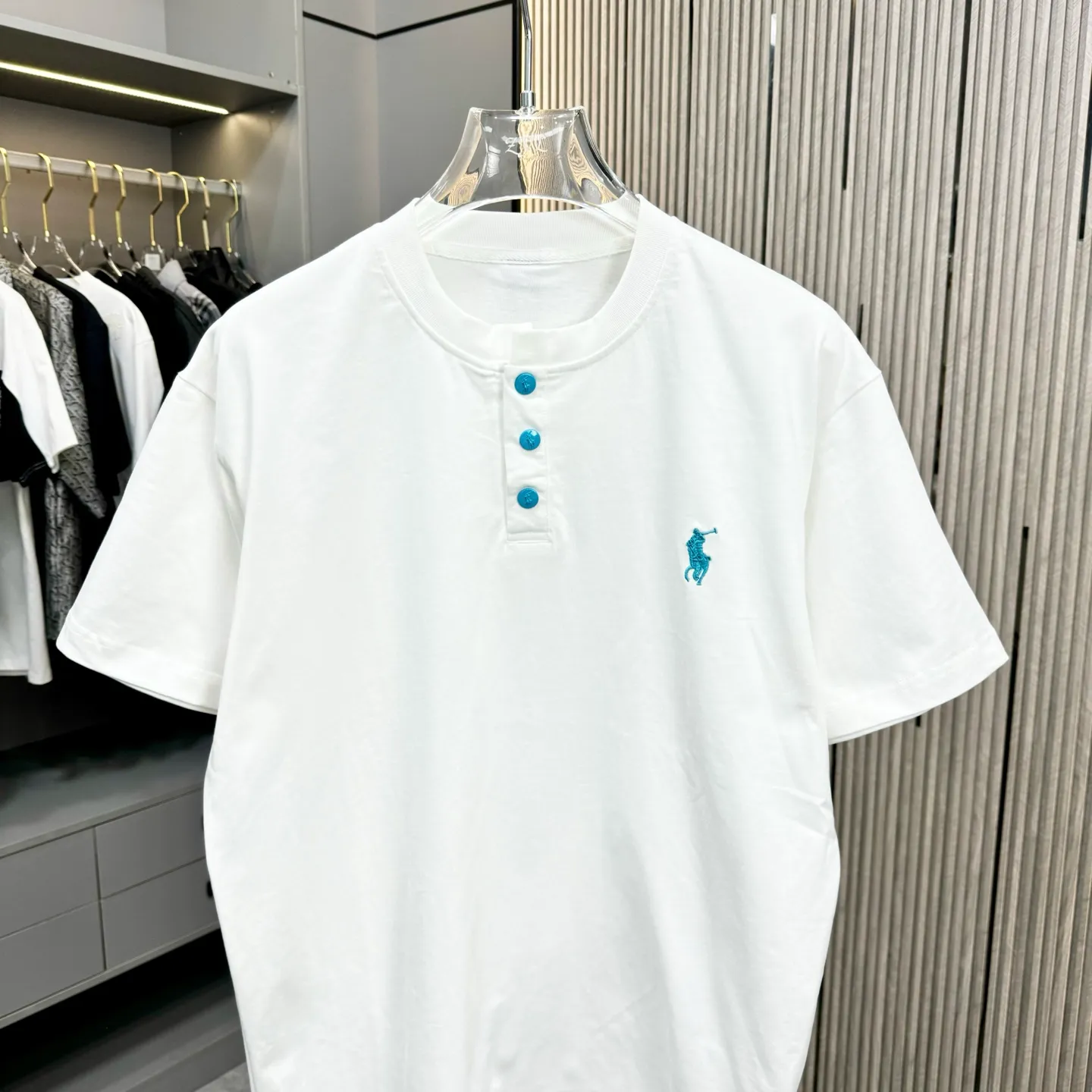 P190 POlO Ralph Lauren 25FW new spring and summer round neck T-shirt. It is made of heavy 320G double yarn combed cotton material. The upper body has a strong three-dimensional effect. It is embroidered with ten thousand needles embroidery patch ➕ ten thousand needles 🪡 embroidery process inkjet effect. ⚠️Washing method: The fabric is only dry-cleaned or wrapped in a laundry bag. Quick machine wash in cold water on the reverse side, let dry and then iron at medium temperature! Avoid vigorously wringing and machine washing from the front!  Size: S M L XL XXL Color: Black, White